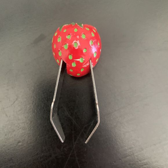 Plastic Handheld Pineapple Cutter Corer Peeler & Strawberry Huller - Picture 7 of 9